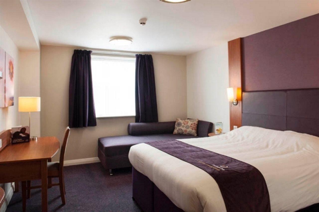 Premier Inn Dudley Town Centre Екстериор снимка
